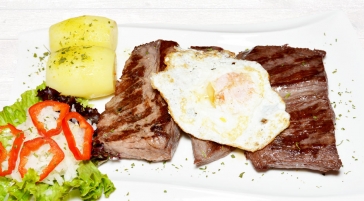 Rindersteak mit Ei